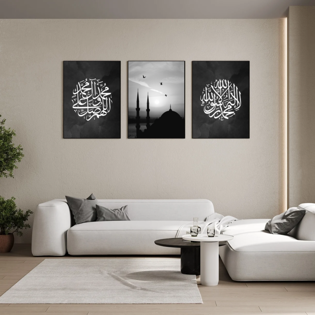 Ce trio met en lumière la Chahada, témoignage essentiel de la foi musulmane, à travers une calligraphie raffinée et minimaliste.