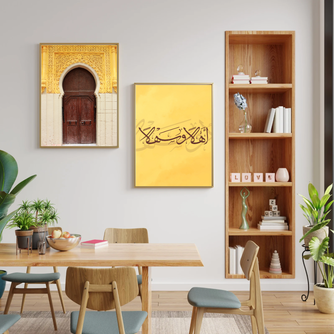 Cette harmonie entre l’art de la calligraphie et la richesse visuelle de l’architecture orientale offre une composition élégante et pleine de sens.