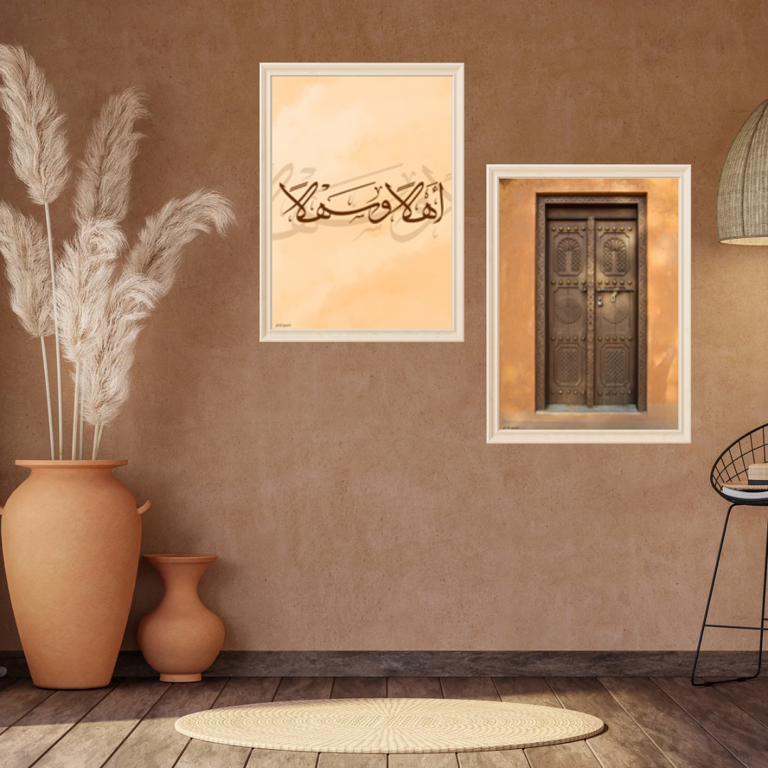 Cette harmonie entre l’art de la calligraphie et la richesse visuelle de l’architecture orientale offre une composition élégante et pleine de sens.