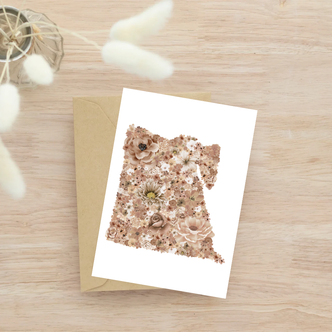 Ce trio met à l’honneur l’Égypte, terre d’histoire et de spiritualité, à travers un design à la fois sobre et évocateur. Il mêle modernité et héritage visuel pour créer une composition élégante, riche de sens et de symboles