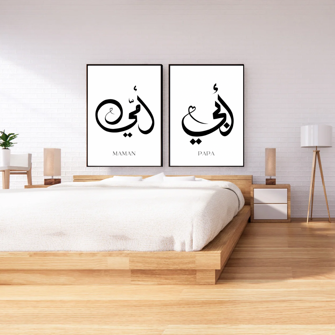 Ce duo d’affiches harmonieux rend un bel hommage à deux êtres irremplaçables : Maman & Papa.
Deux calligraphies assorties, pleines de douceur et de respect, pour célébrer l’amour, la force et la tendresse parentale dans votre décoration.