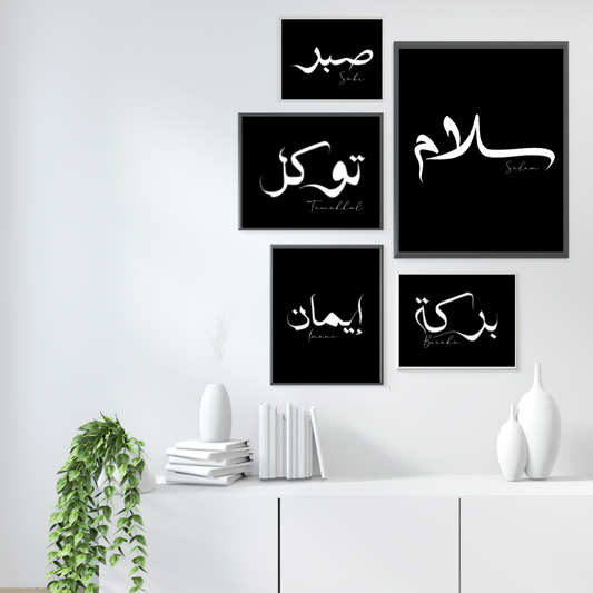 Ce set met en lumière des mots empreints de sens. Chacun incarne une valeur spirituelle forte, dans un design minimaliste et élégant. 