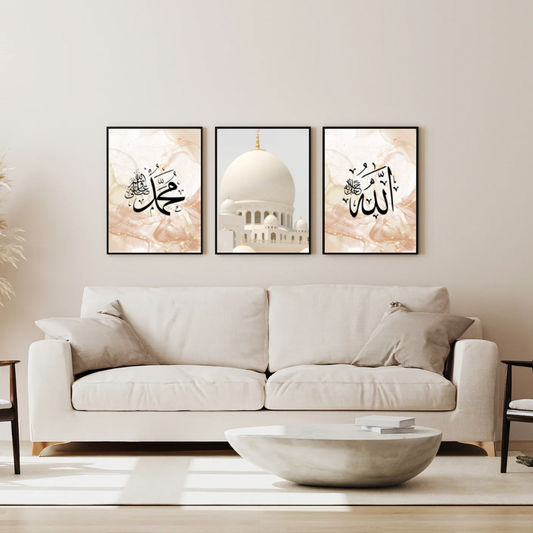 Ce trio au design épuré met en valeur les noms sacrés dans une palette de couleurs pastel douces et apaisantes, qui apportent une touche de fraîcheur et d’originalité. 