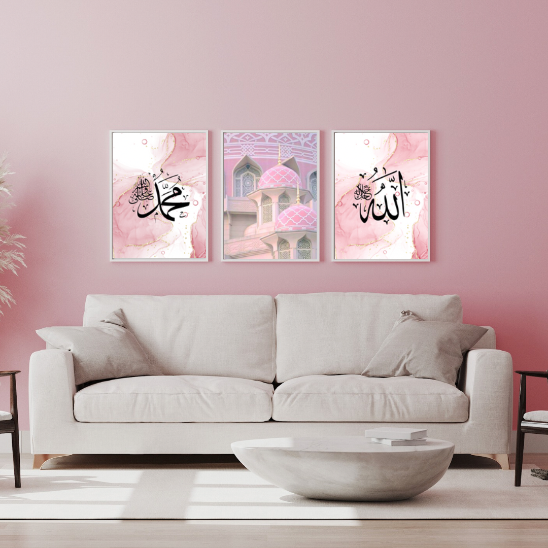 Ce trio au design épuré met en valeur les noms sacrés dans une palette de couleurs pastel douces et apaisantes, qui apportent une touche de fraîcheur et d’originalité. 