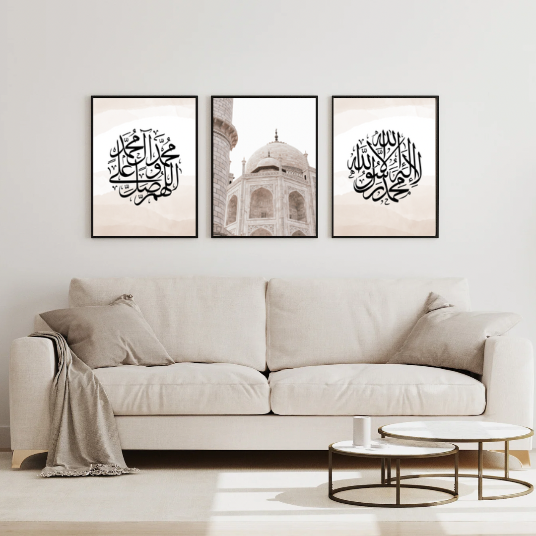 Ce trio met en lumière la Chahada, témoignage essentiel de la foi musulmane, à travers une calligraphie raffinée et minimaliste. 