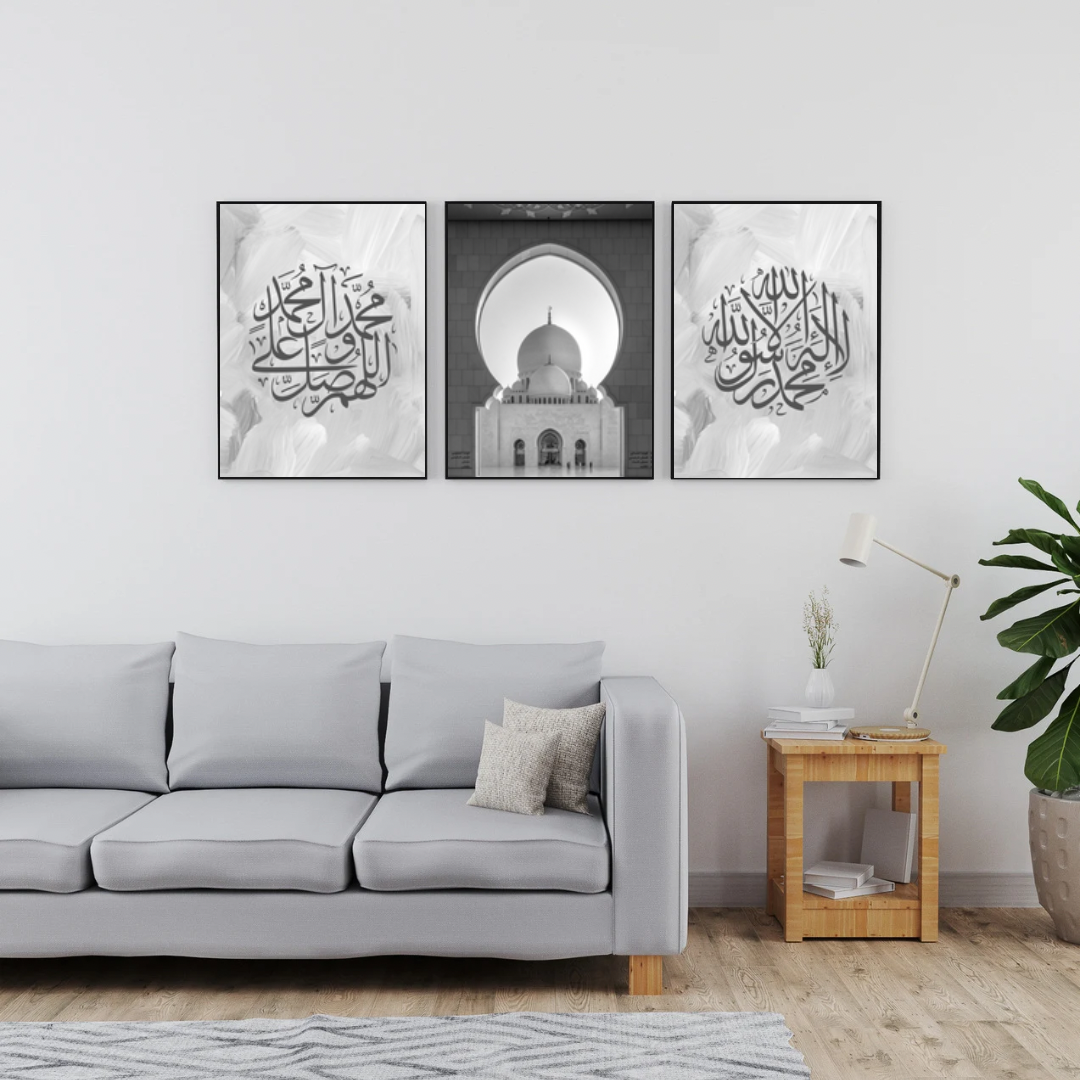 Ce trio met en lumière la Chahada, témoignage essentiel de la foi musulmane, à travers une calligraphie raffinée et minimaliste. 