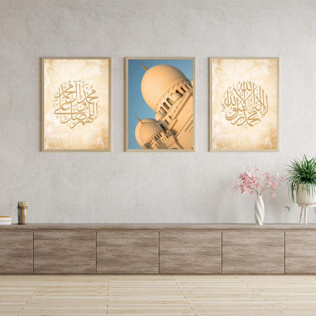 Ce trio met en lumière la Chahada, témoignage essentiel de la foi musulmane, à travers une calligraphie raffinée et minimaliste. 